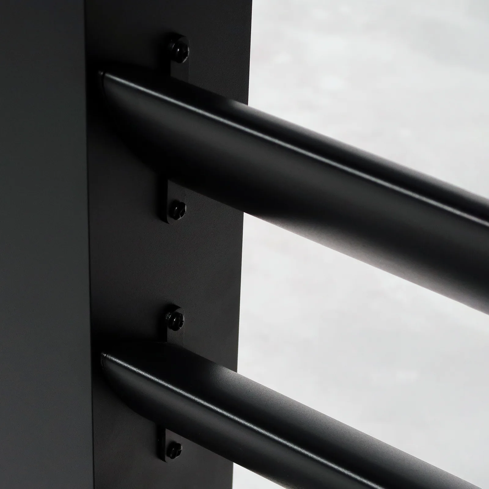 Nahaufnahme verstellbarer Aluminium-Lamellen mit Befestigung am Profil
