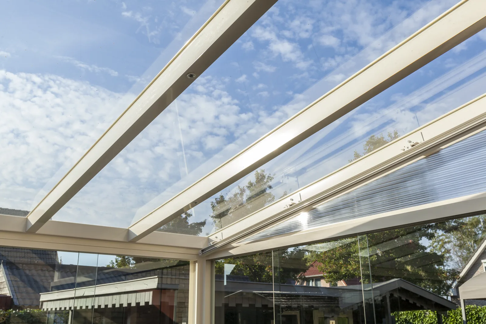 Nahaufnahme einer Dacheindeckung mit Polycarbonat-Stegplatten von unten