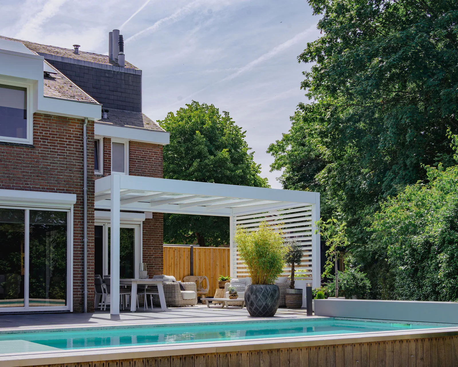 Kubisches Glasdach Pinela Glas in Weiß mit Lamellen-Seitenwand an einer Poolterrasse